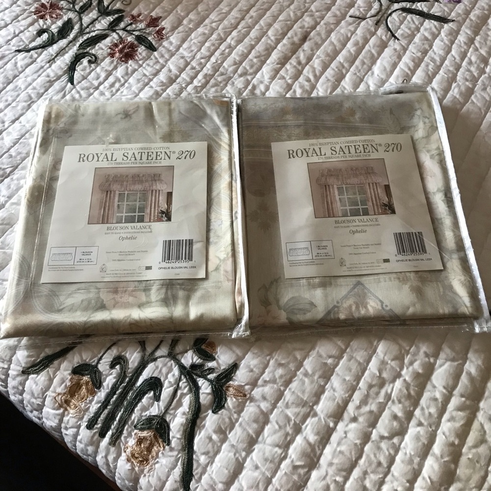 ROYAL SATEEN 270  TWO  BLOUSON VALANCE Offers accept. Willing to negotiate